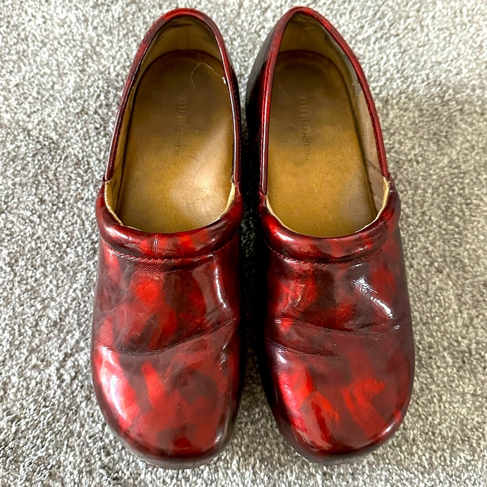 Women’s size 9 Bass shoes in pearl red
